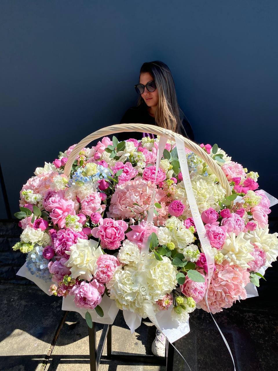 Премиум цветочная корзина в Великом Новгороде