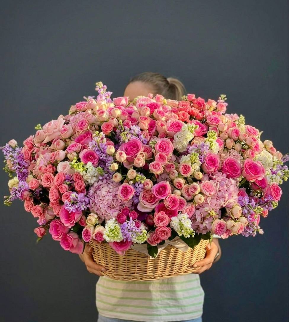 Корзины с цветами — заказать в Великом Новгороде