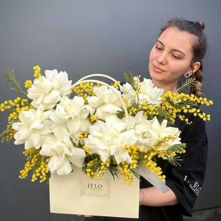 Французские Розы и мимоза  в сумочке  в Великом Новгороде