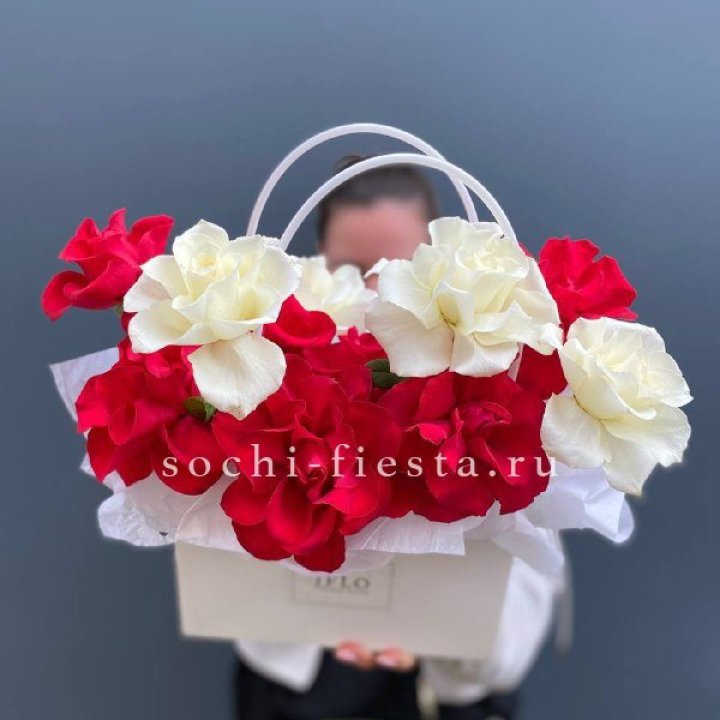 Сумочка  красных и белых роз в Великом Новгороде