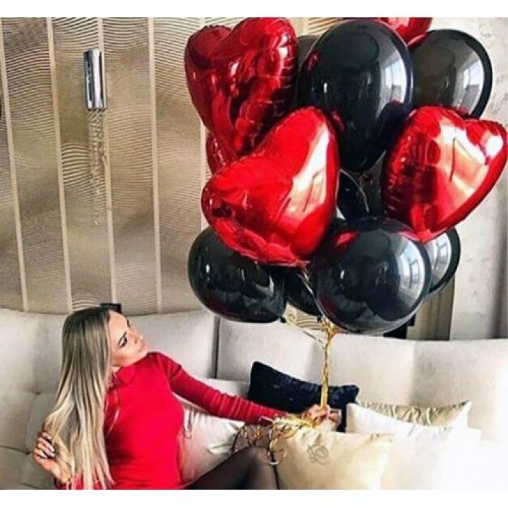 Фонтан из красных сердец с чёрными шарами  в Великом Новгороде