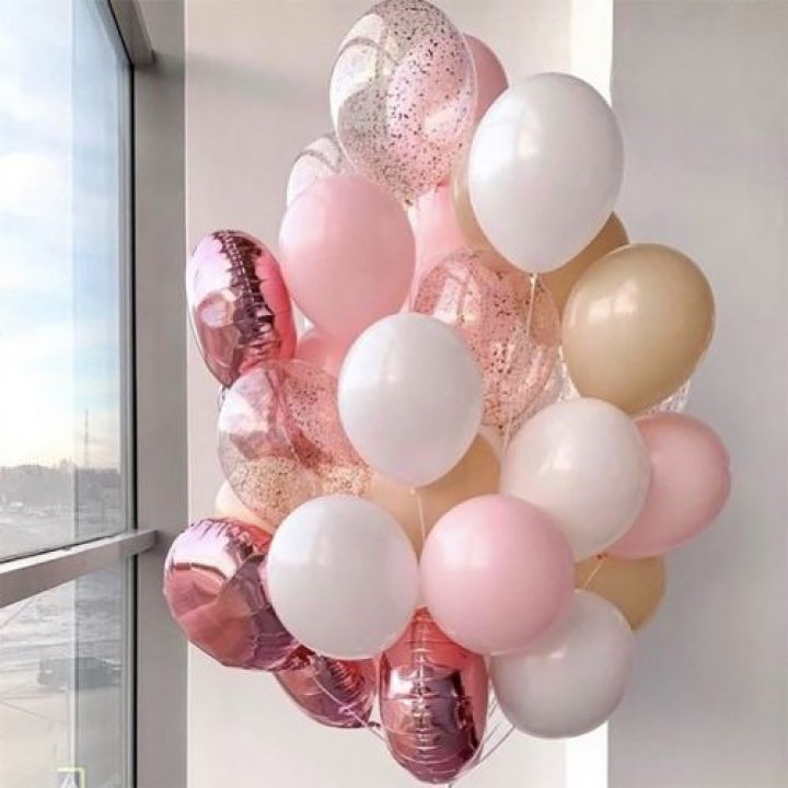 Фонтан шаров розового и белого цветов в Великом Новгороде