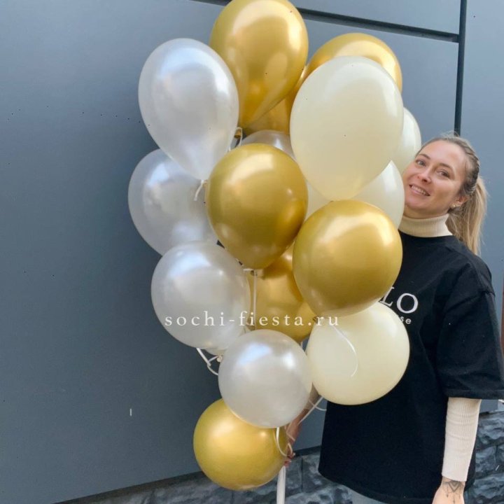 Облако шаров из белого и золотого оттенков в Великом Новгороде