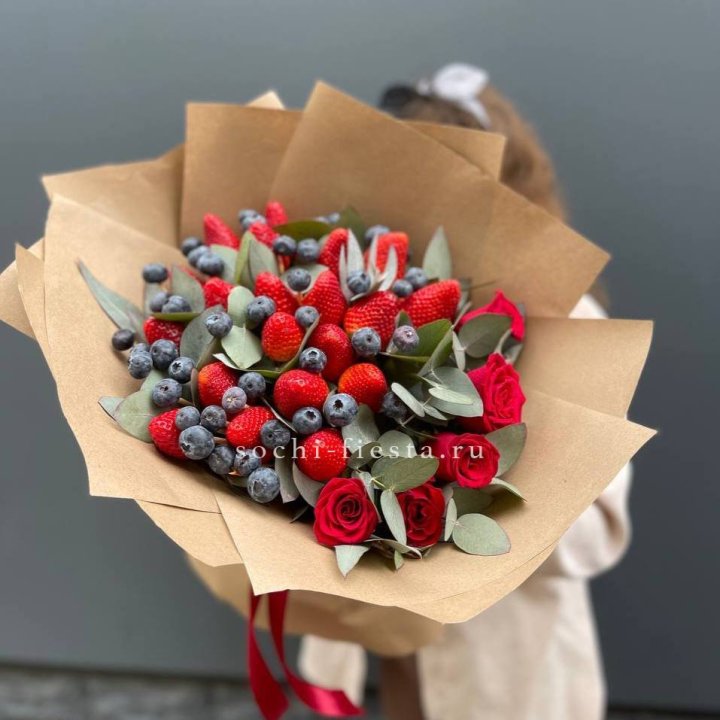 Клубника и голубика с цветами в Великом Новгороде