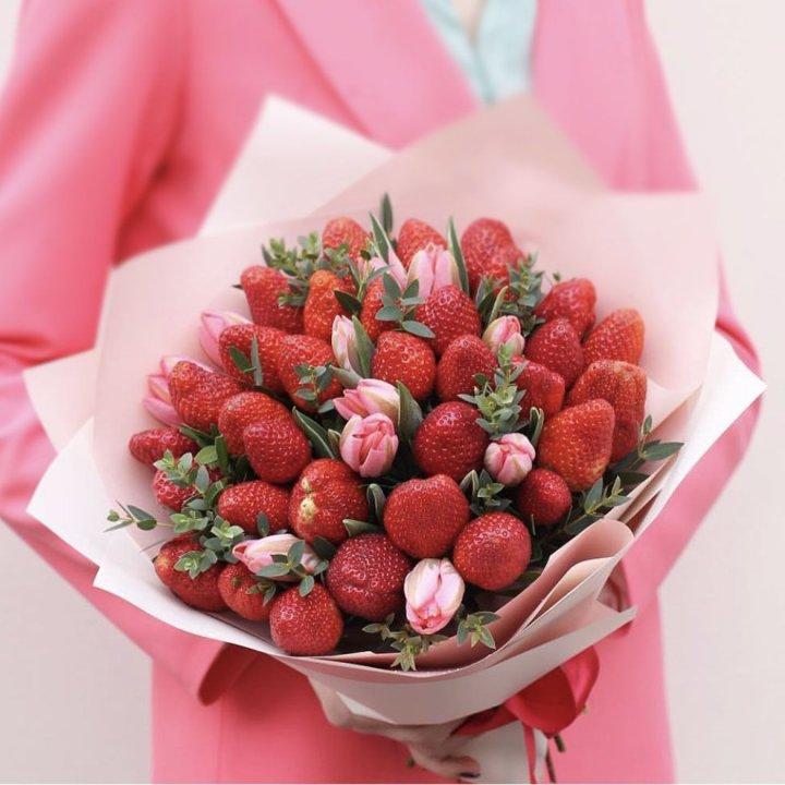 Тюльпаны и клубника в Великом Новгороде