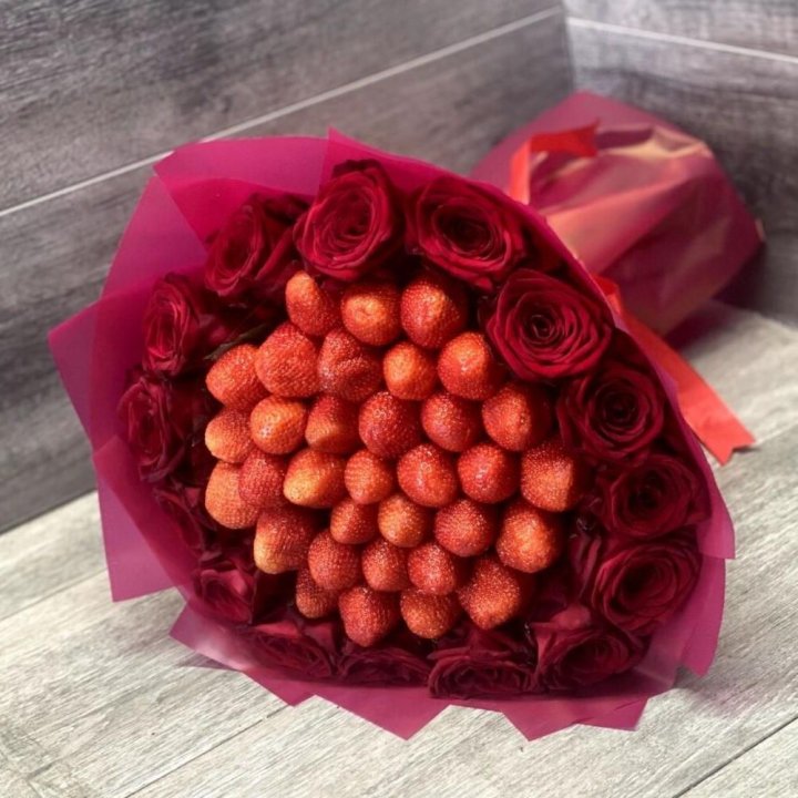 Клубничный букет с розами в Великом Новгороде