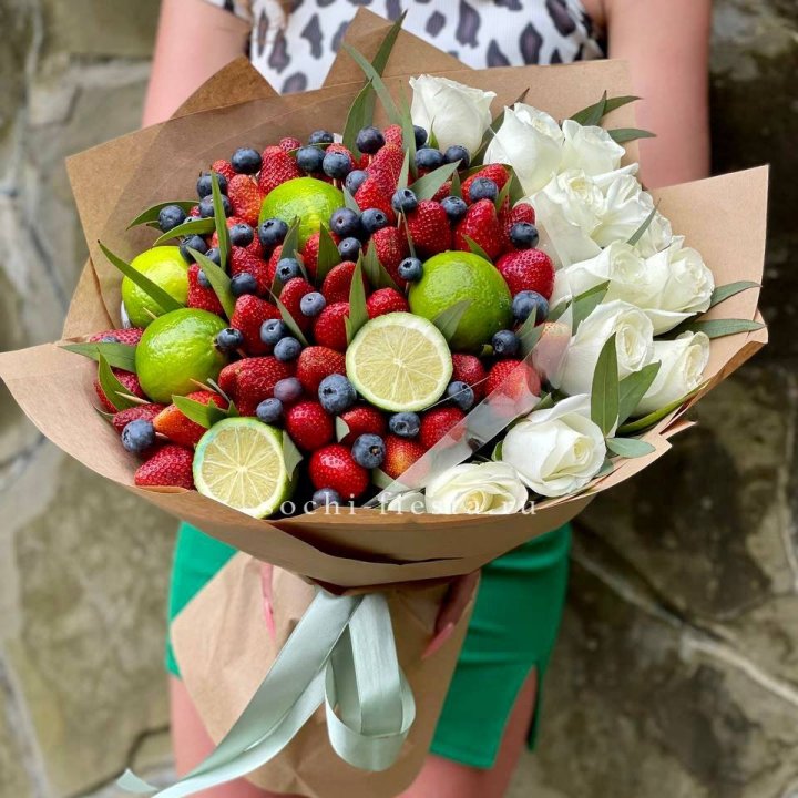Ягодно-цитрусовый букет с розами в Великом Новгороде