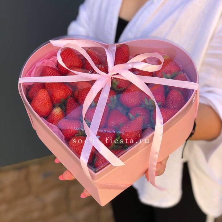 Коробочка сердце  с клубникой в Великом Новгороде