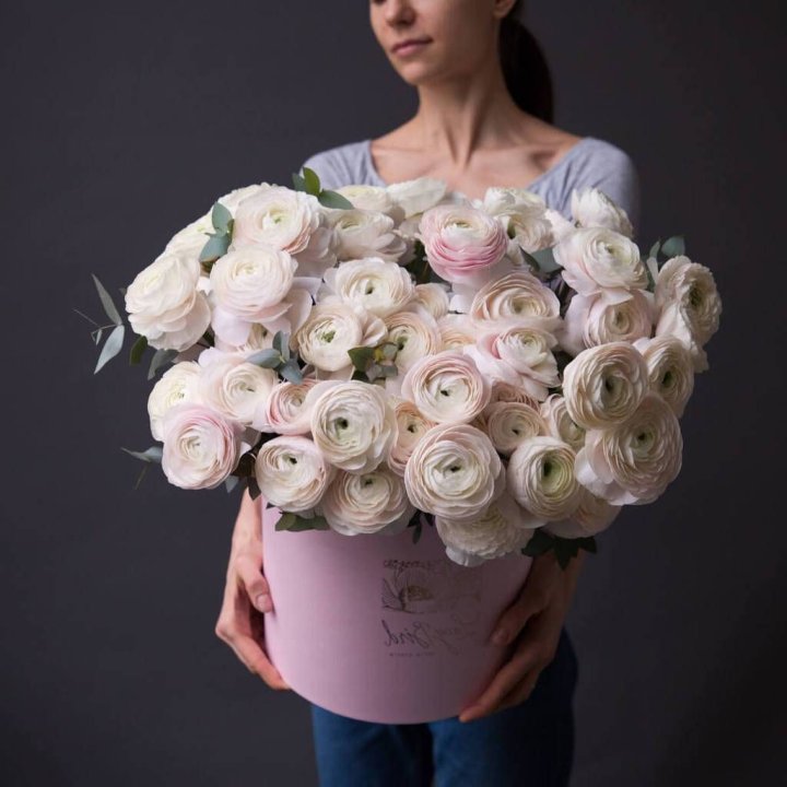 Бокс с ранункулюсами в Великом Новгороде