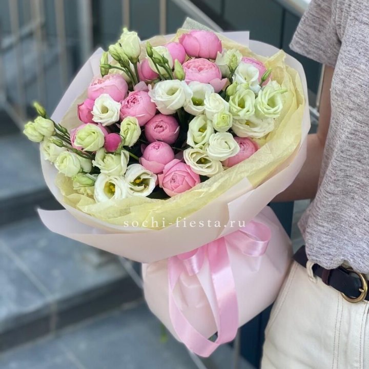 Букет кустовых роз с эустомой в Великом Новгороде