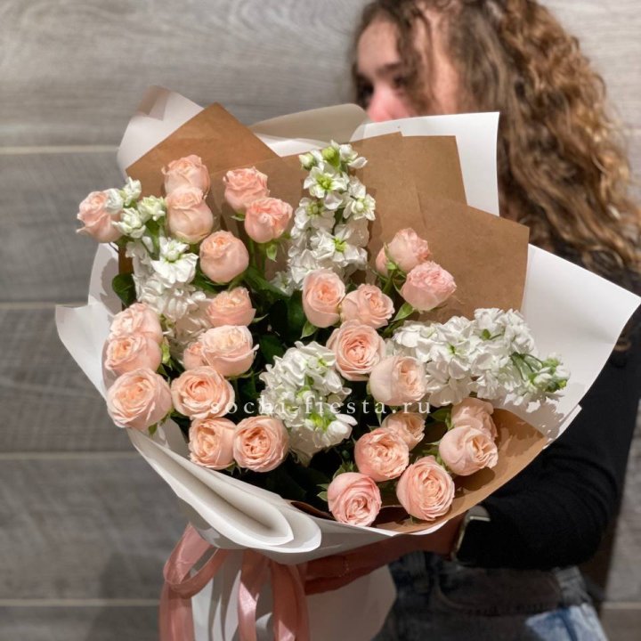 Букет бомбасти и маттиола в Великом Новгороде