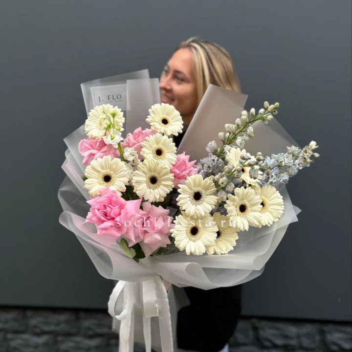 Букет роз и гербер в Великом Новгороде