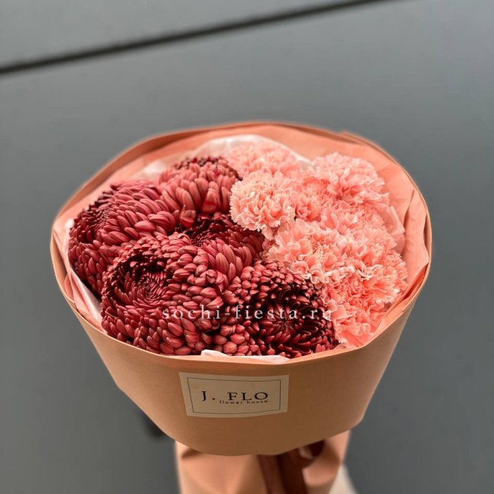 Букет хризантем и диантусов  в Великом Новгороде