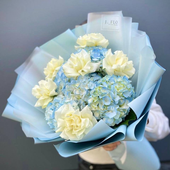  Букет из голубых гортензий и роз  в Великом Новгороде