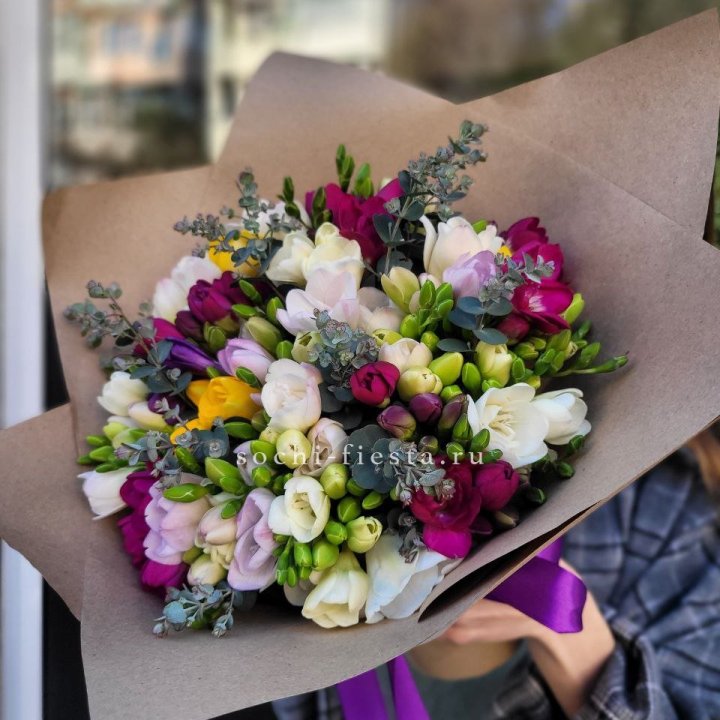 Букет фрезий "Радуга" в Великом Новгороде