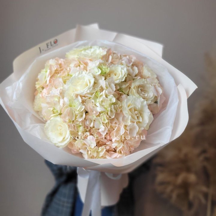  Букет гортензии и роз  в Великом Новгороде
