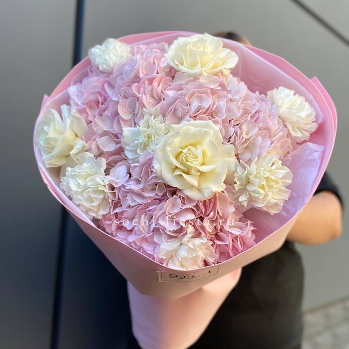  Букет гортензий и роз  в Великом Новгороде