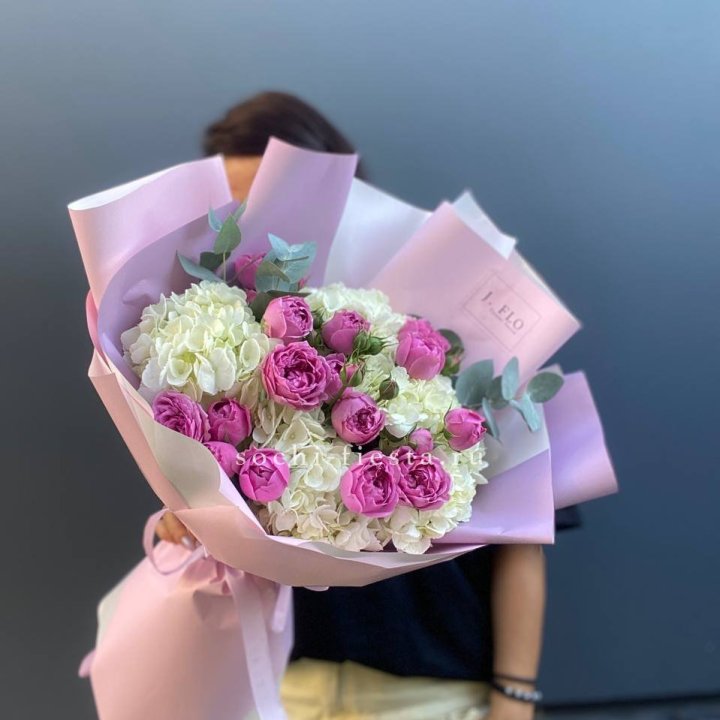 Букет белых гортензий и пионовидных роз  в Великом Новгороде