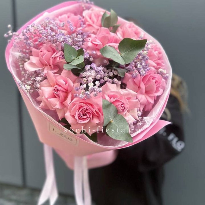 Розовые французские розы с гипсофилой в Великом Новгороде