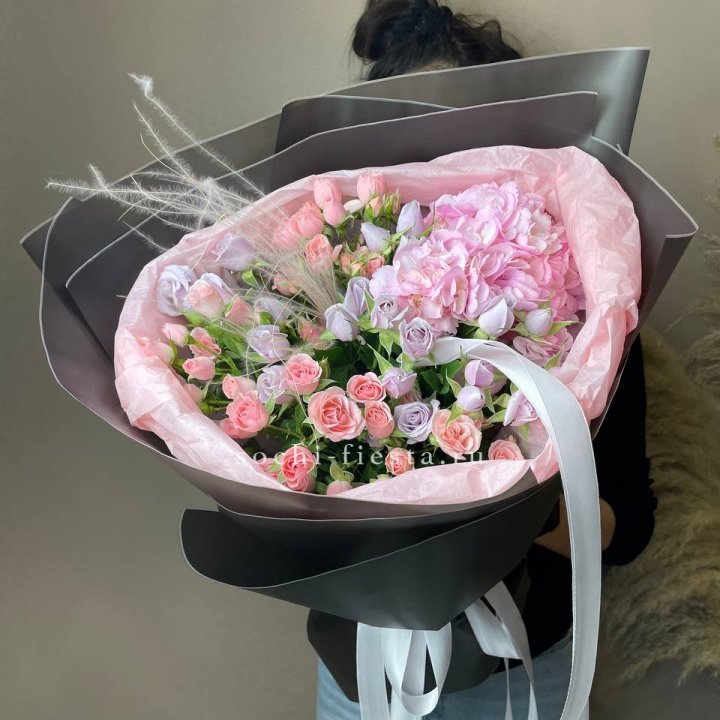  Букет гортензии и роз "Саперави" в Великом Новгороде