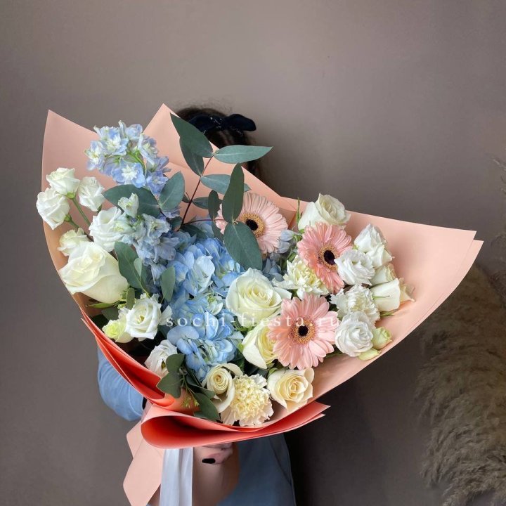  Букет гортензии и роз "Валенсия" в Великом Новгороде