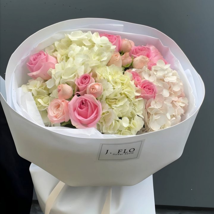  Букет гортензии и роз  "Тиамо" в Великом Новгороде