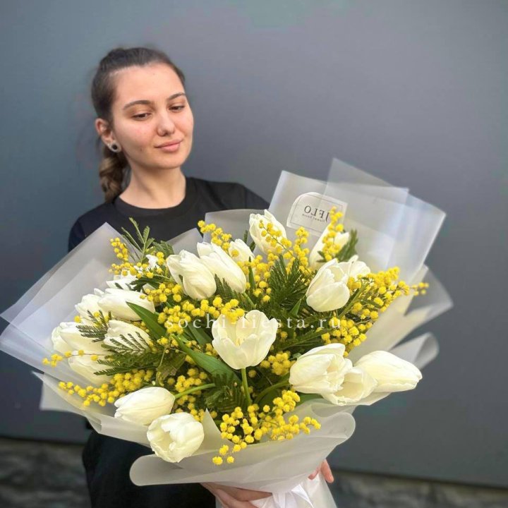 Букет тюльпанов и мимозы в Великом Новгороде