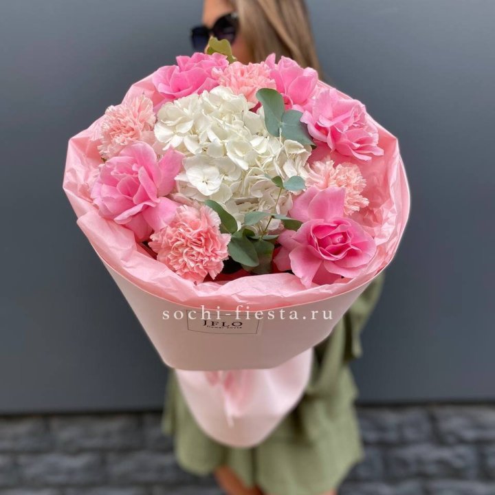  Букет роз и гортензии "Навола" в Великом Новгороде