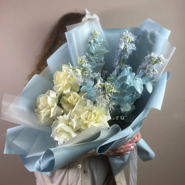 Букет из белых французских роз и дельфиниума в Великом Новгороде