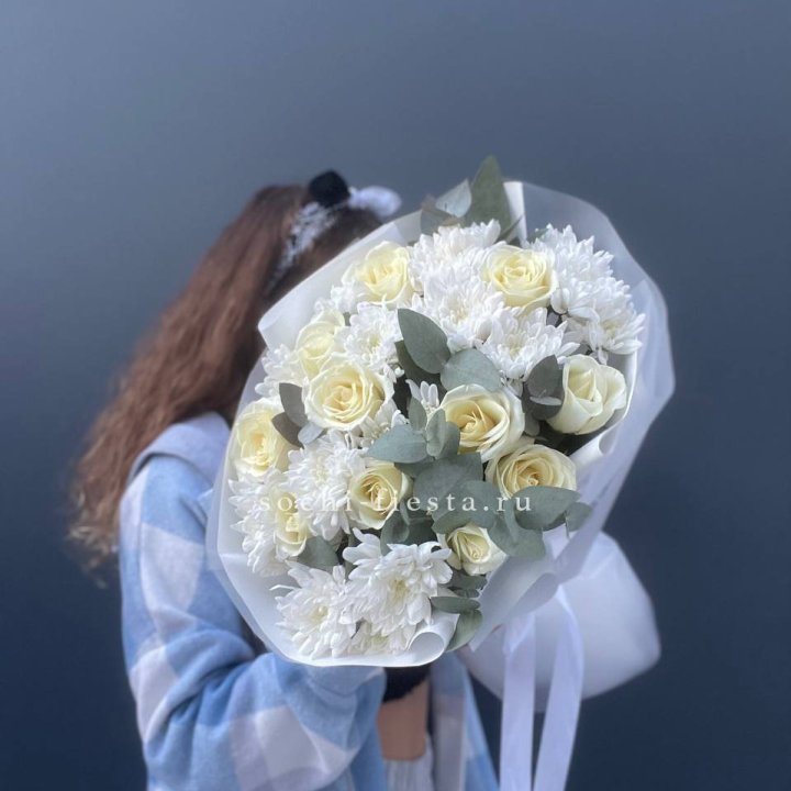  Букет белых роз с хризантемой  в Великом Новгороде