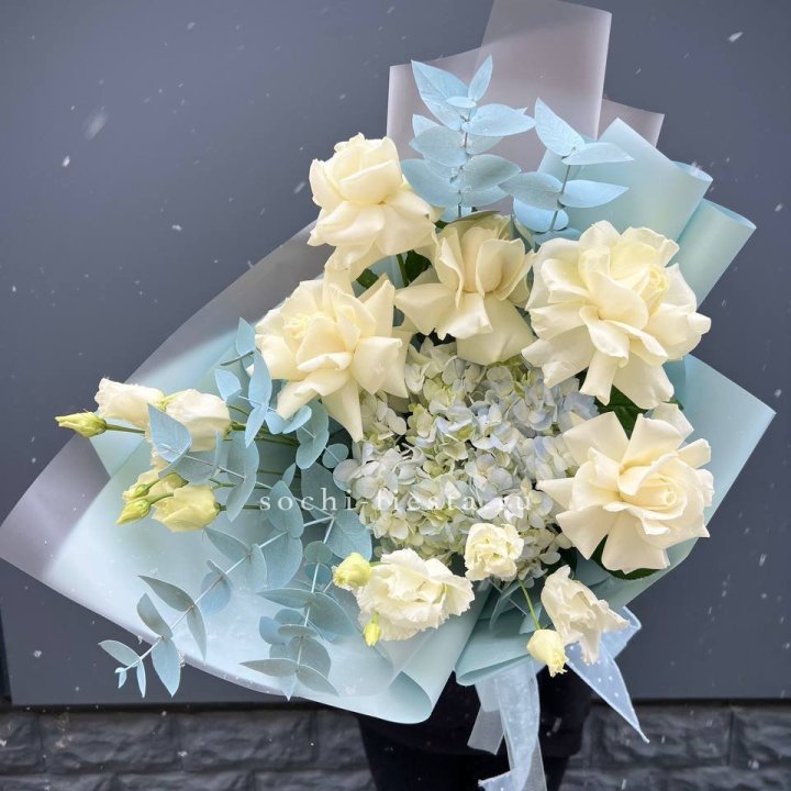 Букет с гортензией и белыми французскими розами в Великом Новгороде