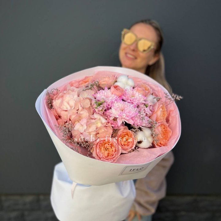 Букет гортензии и кустовых роз  в Великом Новгороде