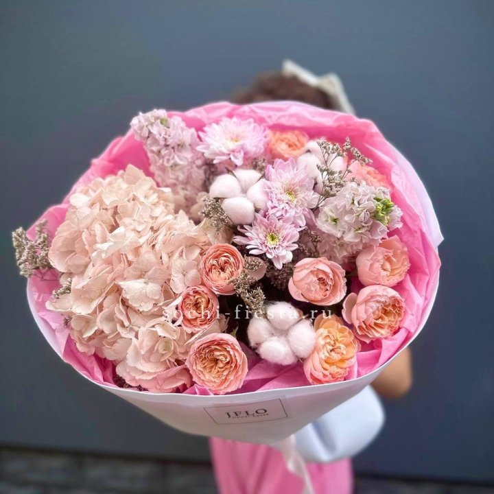 Букет гортензии и кустовых роз "Абрассо" в Великом Новгороде