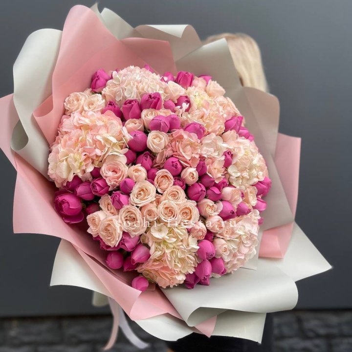 Букет кустовые розы и гортензия в Великом Новгороде