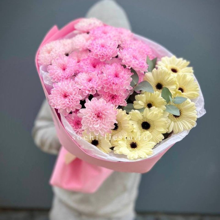 Дуо хризантем и гербер в Великом Новгороде