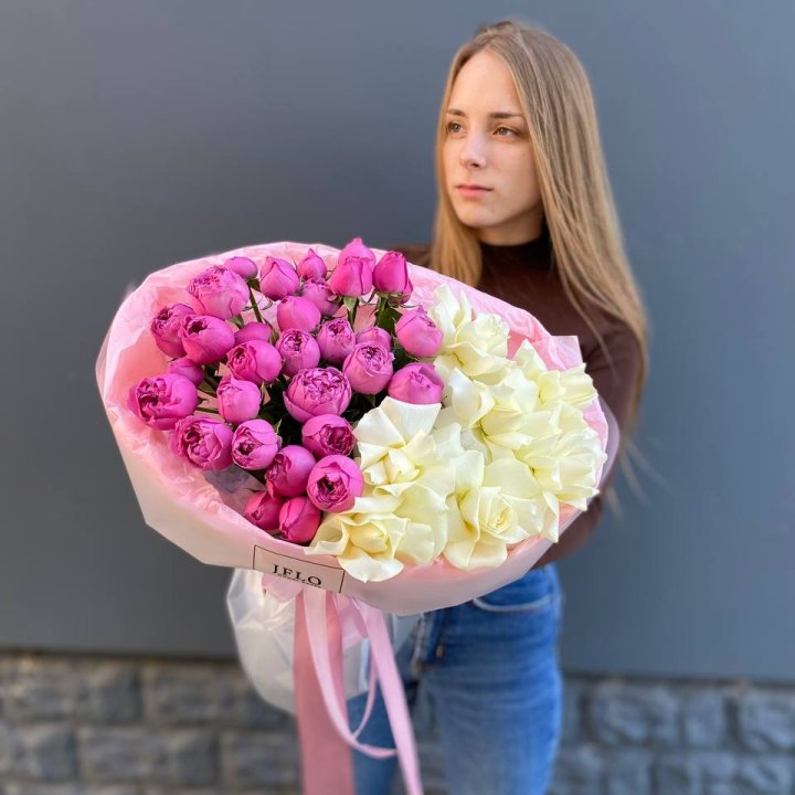 Дуо белых и кустовых роз в Великом Новгороде