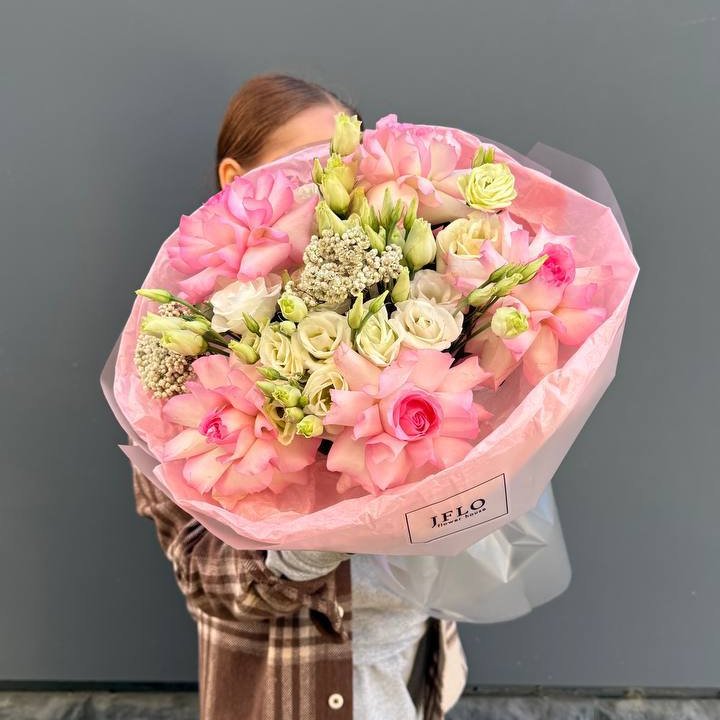 Букет "Розы с эустомой" с доставкой в Великом Новгороде