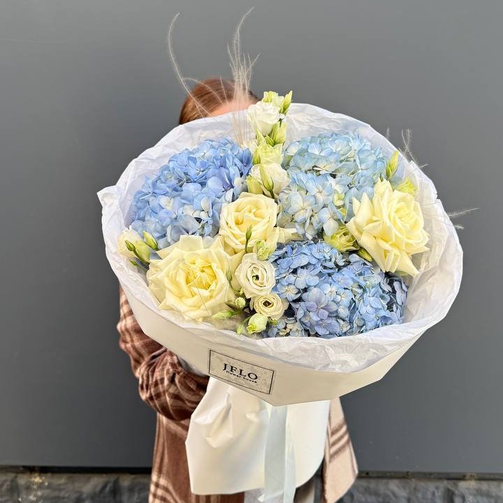 Букет "Глубина глаз" с доставкой в Великом Новгороде