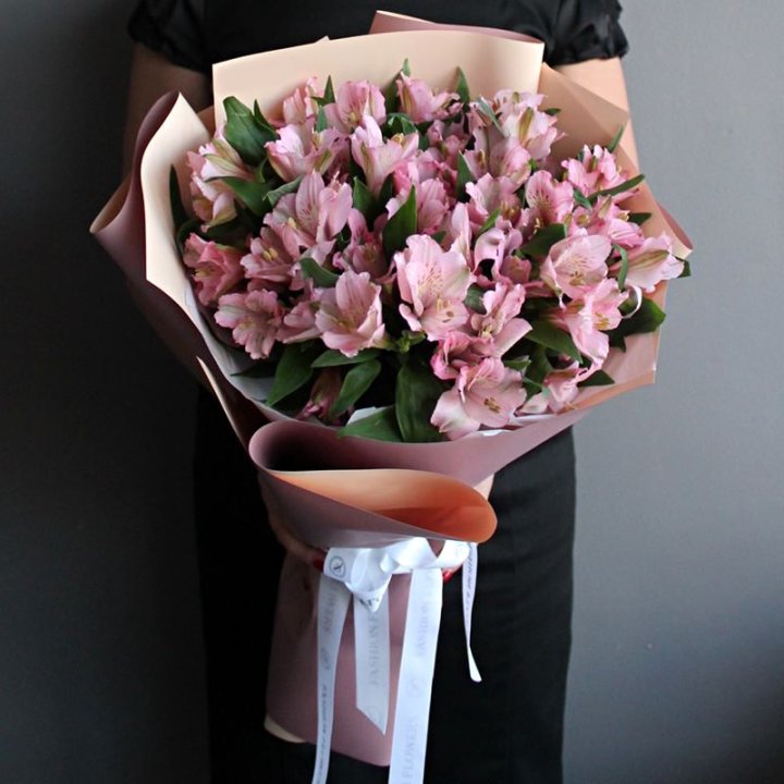Букет розовых альстромерий в Великом Новгороде