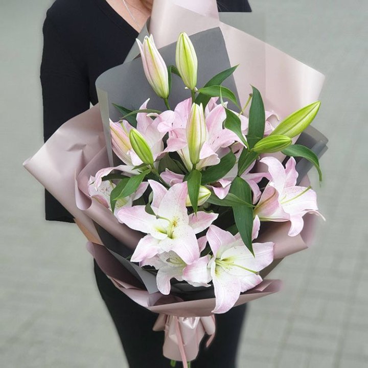 Букет розовых лилий в Великом Новгороде