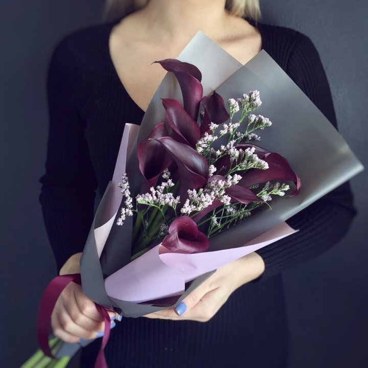 Букет фиолетовых калл в Великом Новгороде