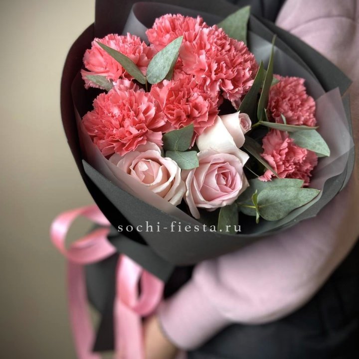 Букет из роз и диантусов "Пенелопа" в Великом Новгороде