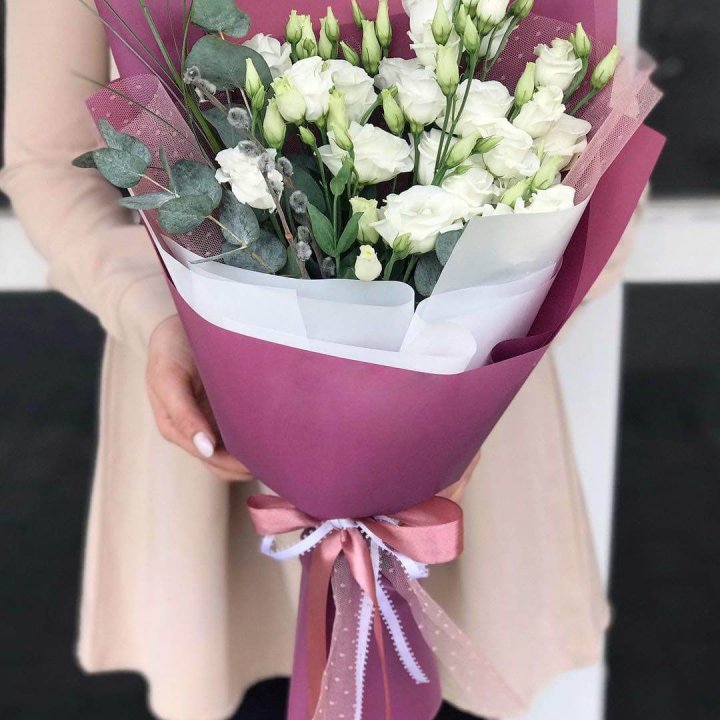 Эустомы с эвкалиптом в Великом Новгороде