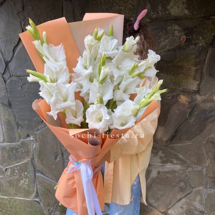 Букет белых гладиолусов  в Великом Новгороде