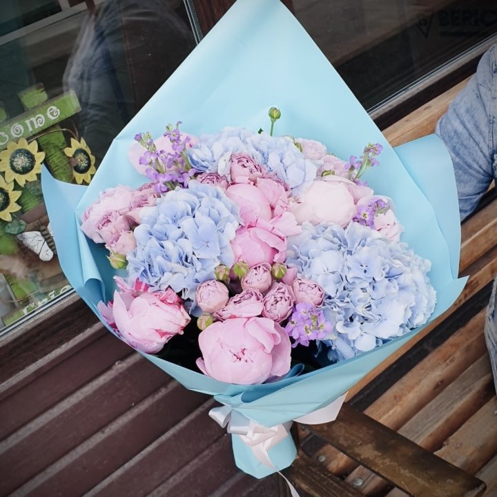 Букет с гортензиями "Блубери" в Великом Новгороде