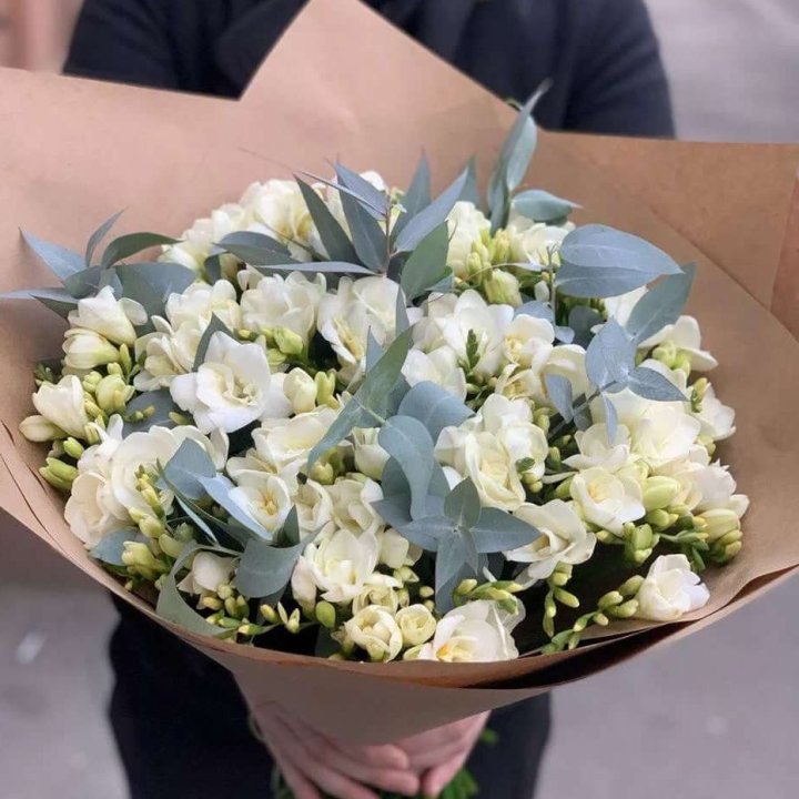 51 фрезия с эвкалиптом в Великом Новгороде