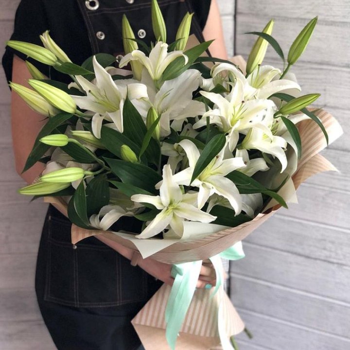 Букет белых лилий в Великом Новгороде