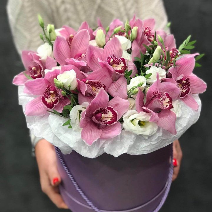 Орхидея и эустома в шляпной коробке в Великом Новгороде