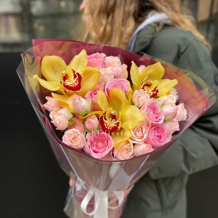  Букет орхидей и роз Есенья в Великом Новгороде