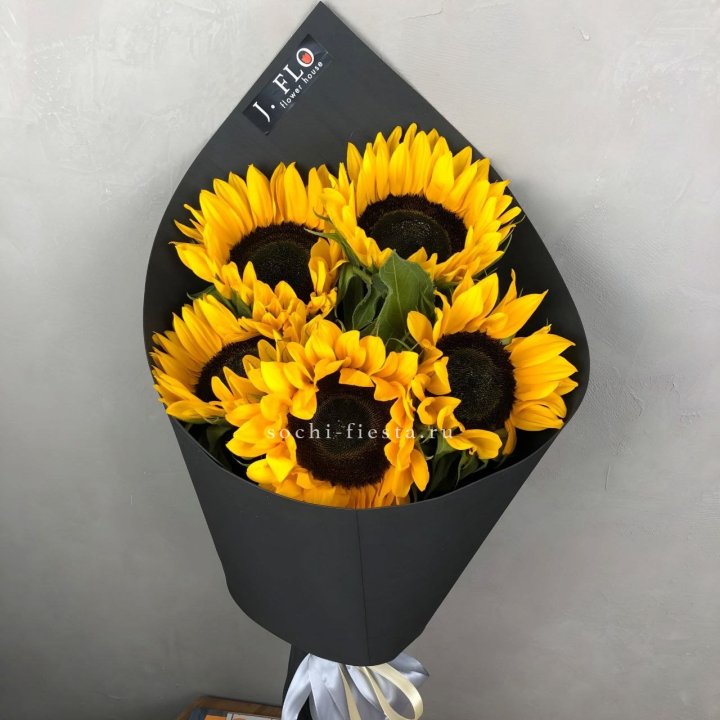 Букет из 5  подсолнухов в Великом Новгороде
